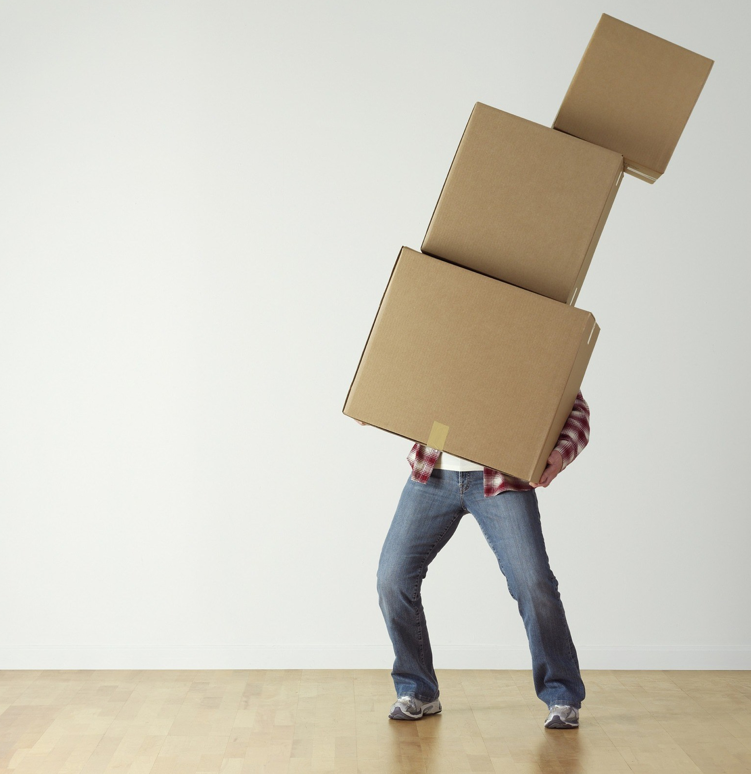 Moving house. Image: Man carrying boxes